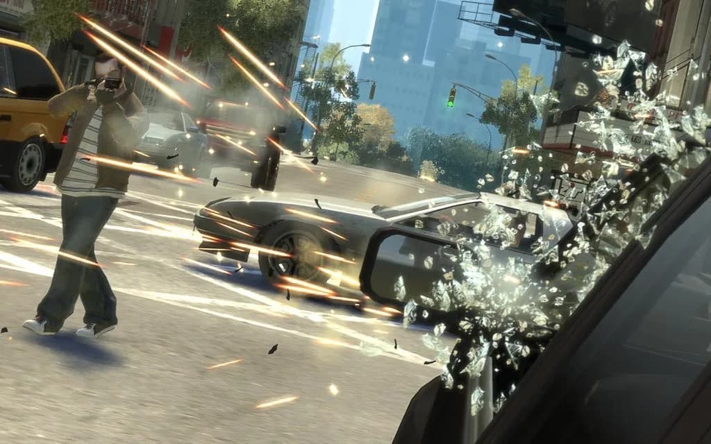 GTA IV'te Niko Bellic sokak ortasında çatışmaya giriyor, aracın camı parçalanıyor