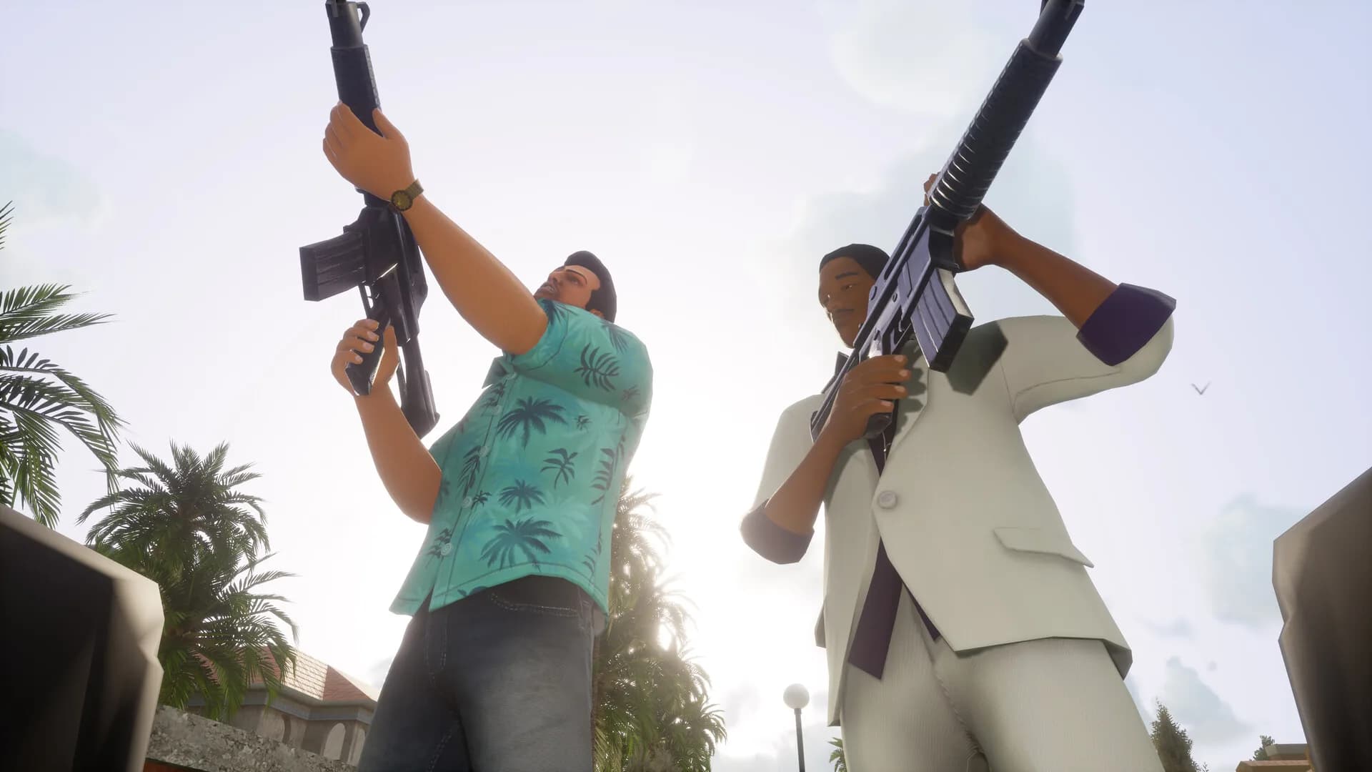 GTA Vice City'de Tommy Vercetti ve ortağı silahlarıyla, arkada 80'ler Miami'sinin palmiyeleri