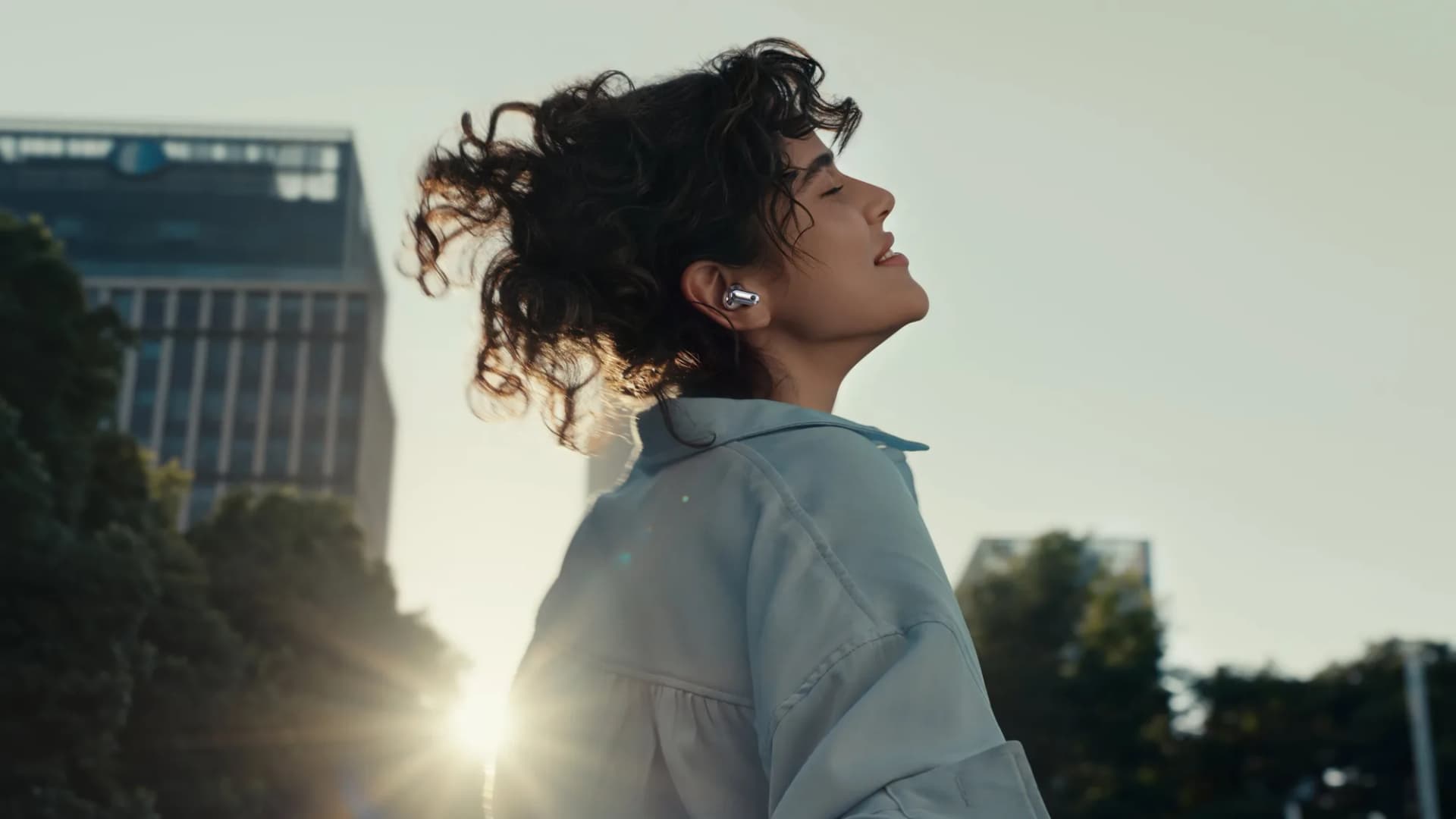 HUAWEI FreeBuds Neo kulaklığı takan bir kullanıcı