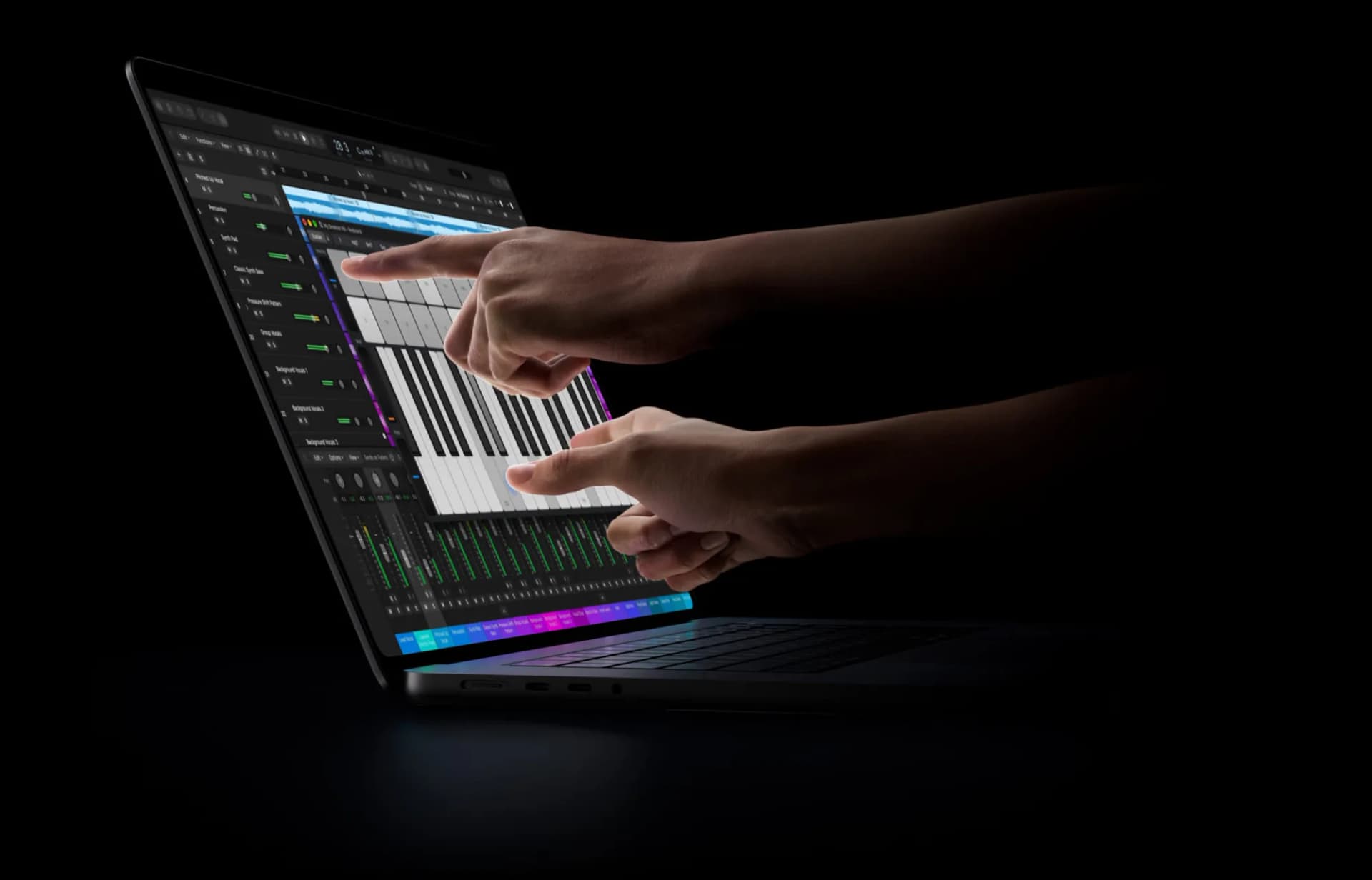 PROLED XDR Ekranlı MacBook Pro'nun dokunmatik ekranında iki elle müzik yazılımı kullanılıyor